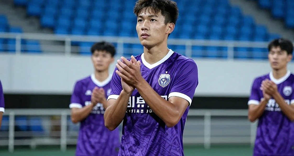 Thị trường chuyển nhượng Việt Nam: Những hợp đồng chết ở điều khoản, không phải ở bàn ký kết
