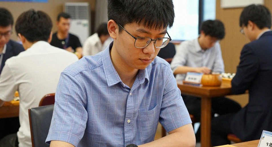 Petroff, hai khóa cờ vị trí và nhịp phát hành tháng Tám của làng cờ